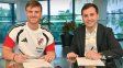 El atacante firmando su contrato con River. El atacante firmando su contrato con River.