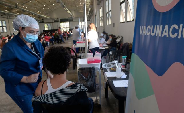 PABELLÓN. Actividad de la campaña de vacunación en el ex predio de la Sociedad Rural de Rosario.