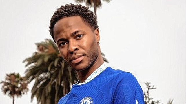 El delantero Raheem Sterling fue anunciado como nuevo refuerzo de Chelsea.