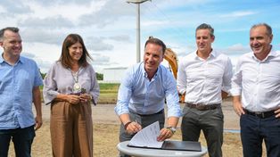 El acto de firma contó con la presencia del ministro de Obras Públicas, Lisandro Enrico; la presidenta de la Cámara de Diputadas y Diputados de Santa Fe, Clara García; el diputado Provincial Joaquín Blanco; el senador provincial Ciro Seisas; y el administrador General de Vialidad Provincial, Pablo Seghezzo y el intendente de Alvear, Carlos Pighin, entre otros.