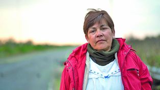 Graciela viaja a dedo por la ruta 127 para ir a trabajar.&nbsp;