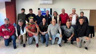 Los diritentes del sóftbol tras la Asamblea.