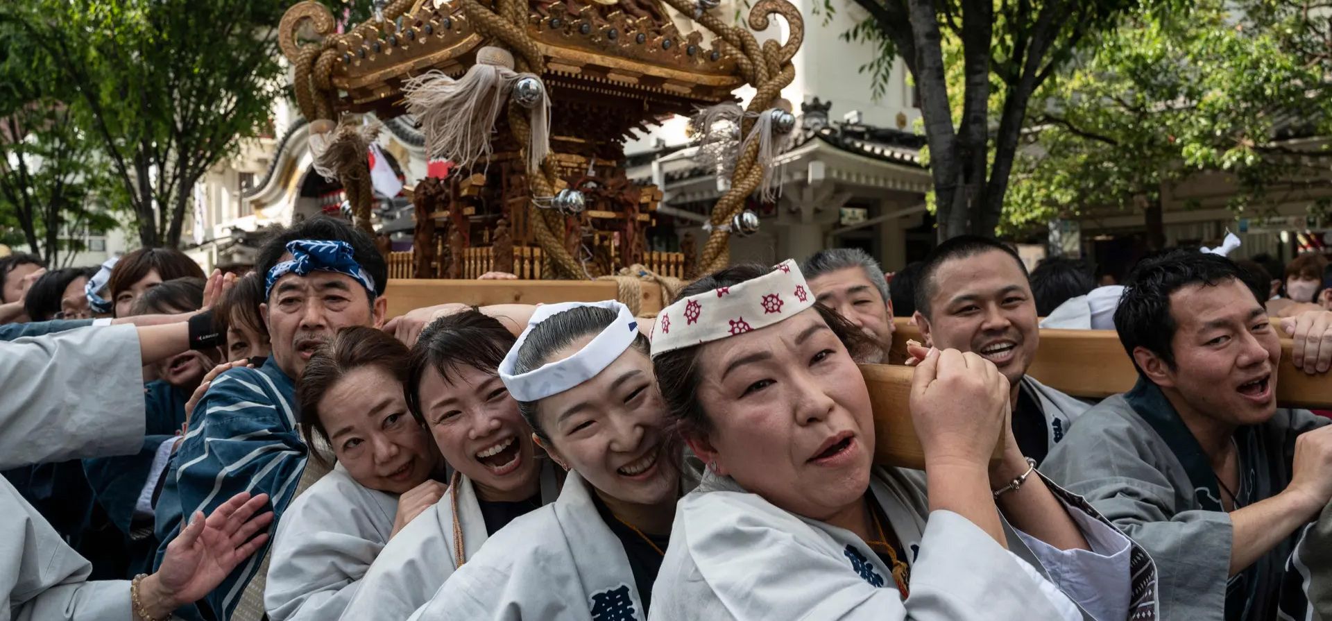 Tokio, Japón. Los participantes llevan un santuario portátil por las calles durante un festival local en el Día de la Constitución. Fotografía: Richard A Brooks/AFP/Getty Images