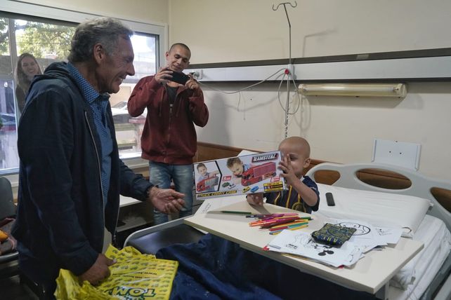 El gesto solidario de Russo: llegó de sorpresa al Hospital Vilela y regaló juguetes a los chicos internados
