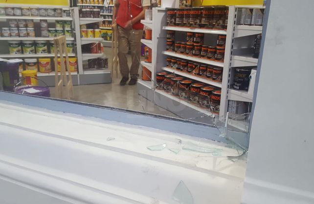 Los delincuentes rompieron la vidriera para robar una pinturer&iacute;a en pleno Bulevar.