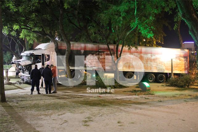 Un camión siguió de largo y terminó sobre la plaza Colón