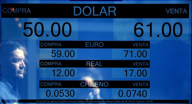 El dólar cerró a 59,5 en la city rosarina tras una jornada marcada por la tensión