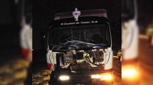 El animal quedó debajo del camión y un potrillo que acompañaba a su madre quedó galopando alrededor del rodado.