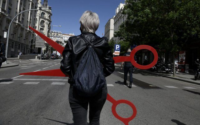 Cientos de peluqueros participan en un mitin cerca del parlamento en Madrid para exigir la reducción del IVA en sus servicios. Una manifestante con una gigantografía de tijera camina por las calles de la capital española.