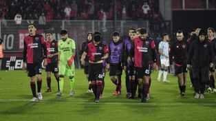 Así se fue Newells, entre silbidos y reprobación tras caer antre Racing.