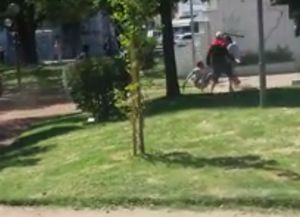 Brutal pelea de trapitos en la Plaza España