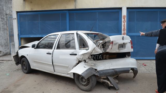Accidente en Bº Candioti Norte: chocó dos autos estacionados sobre calle Belgrano