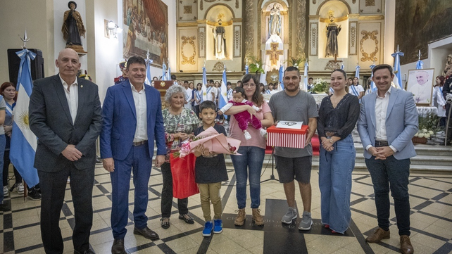El intendente Leonardo Raimundo entregó un presente a la hija del primer mandatario local de San Lorenzo y a la primera beba nacida en la ciudad en 2025.