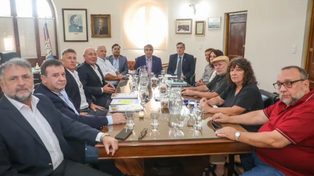 Paritarias estatales: delegados de UPCN y ATE en la última reunión con los funcionarios del gobierno provincial.&nbsp;