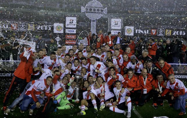Alegría total. Los jugadores millonarios y el momento sublime: el merecido festejo junto a la prestigiosa Copa Libertadores de América en suelo riverplatense.