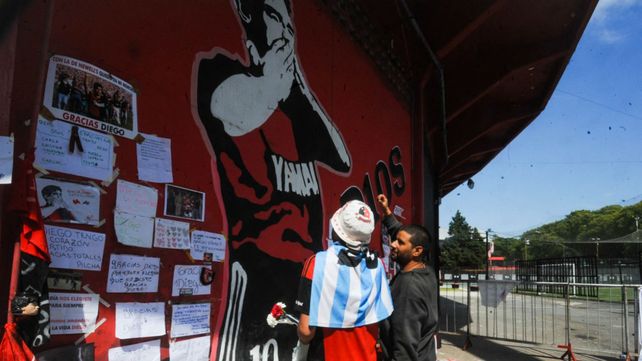 El mural de Diego Maradona se transformó en un verdadero santuario.