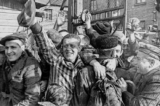 Liberados. Prisioneros de Auschwitz se abrazan con los soldados rusos el 27 de enero de 1945.