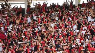 Marea roja y negra. Una multitud de leprosos apoyó al equipo en el Kempes.