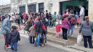 Las filas son incesantes en la zona sur de Concordia por un plato de comida.