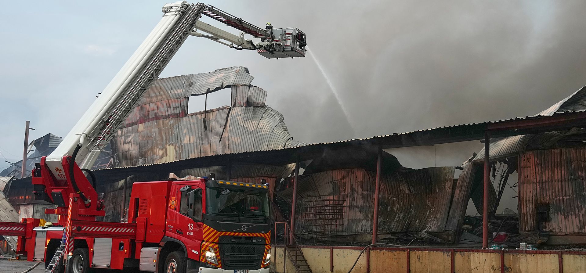 Los bomberos apagaron un incendio después de que misiles rusos alcanzaran un almacén de alimentos cerca de Kiev, Ucrania, el miércoles 5 de agosto de 2026. (Foto AP/Efrem Lukatsky) Los bomberos apagaron un incendio después de que misiles rusos alcanzaran un almacén de alimentos cerca de Kiev, Ucrania, el miércoles 5 de agosto de 2026. (Foto AP/Efrem Lukatsky)