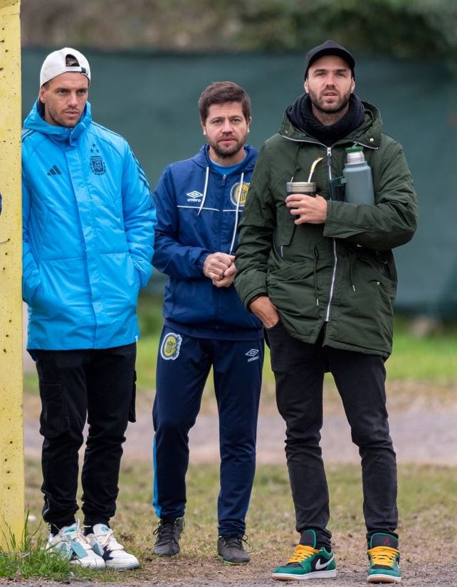 Gio Lo Celso es un emblema para los hinchas de Central. Llegó antes de la práctica y se fue una vez que terminó.