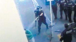 Identificaron al policía que golpeó y roció con gas pimienta a un jubilado