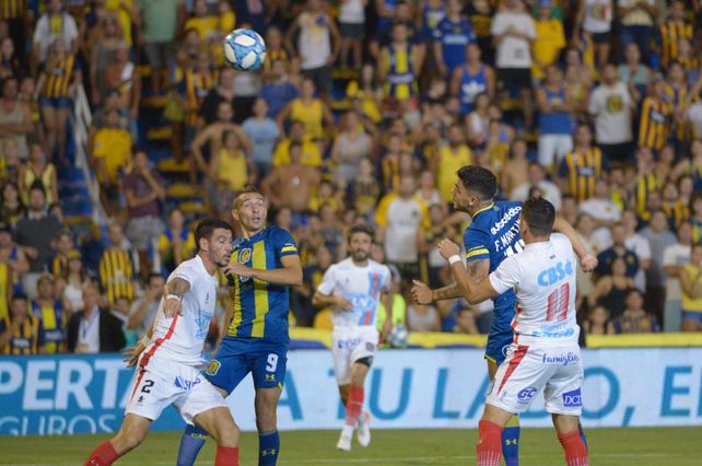 El goleador está de regreso: Central derrotó a Arsenal con un hat-trick de Marco Ruben