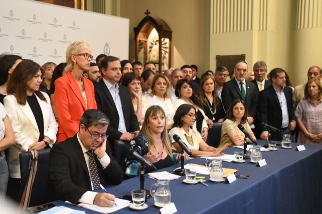 La senadora Juliana Di Tullio en el micrófono y otros legisladores oficialistas fustigaron la resolución que condenó a prisión a Cristina Kirchner