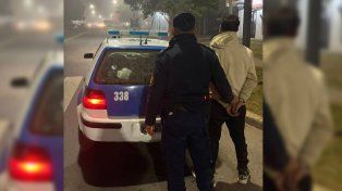Robó objetos de un auto estacionado, lo descubrieron y quedó detenido