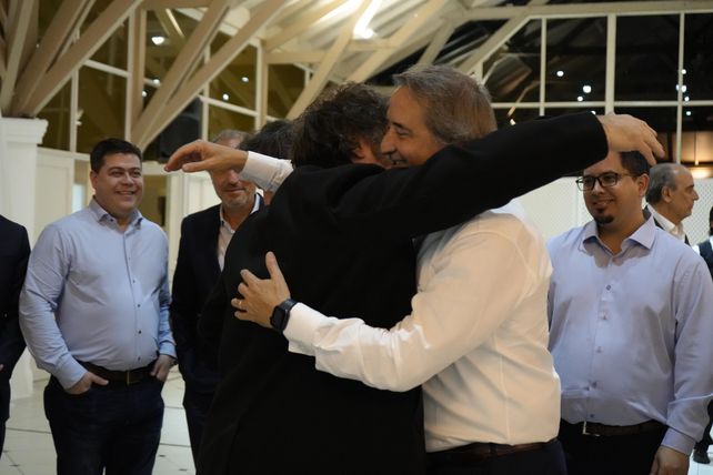 El diputado Nicolás Mayoraz se funde en un abrazo con el presidente en el quincho de la Quinta de Olivos.