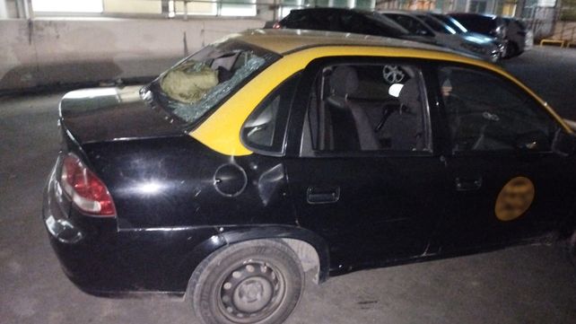 El taxi baleado anoche en barrio Abasto. Fuentes del sector confirmaron que tenía la licencia suspendida desde la semana pasada.&nbsp;