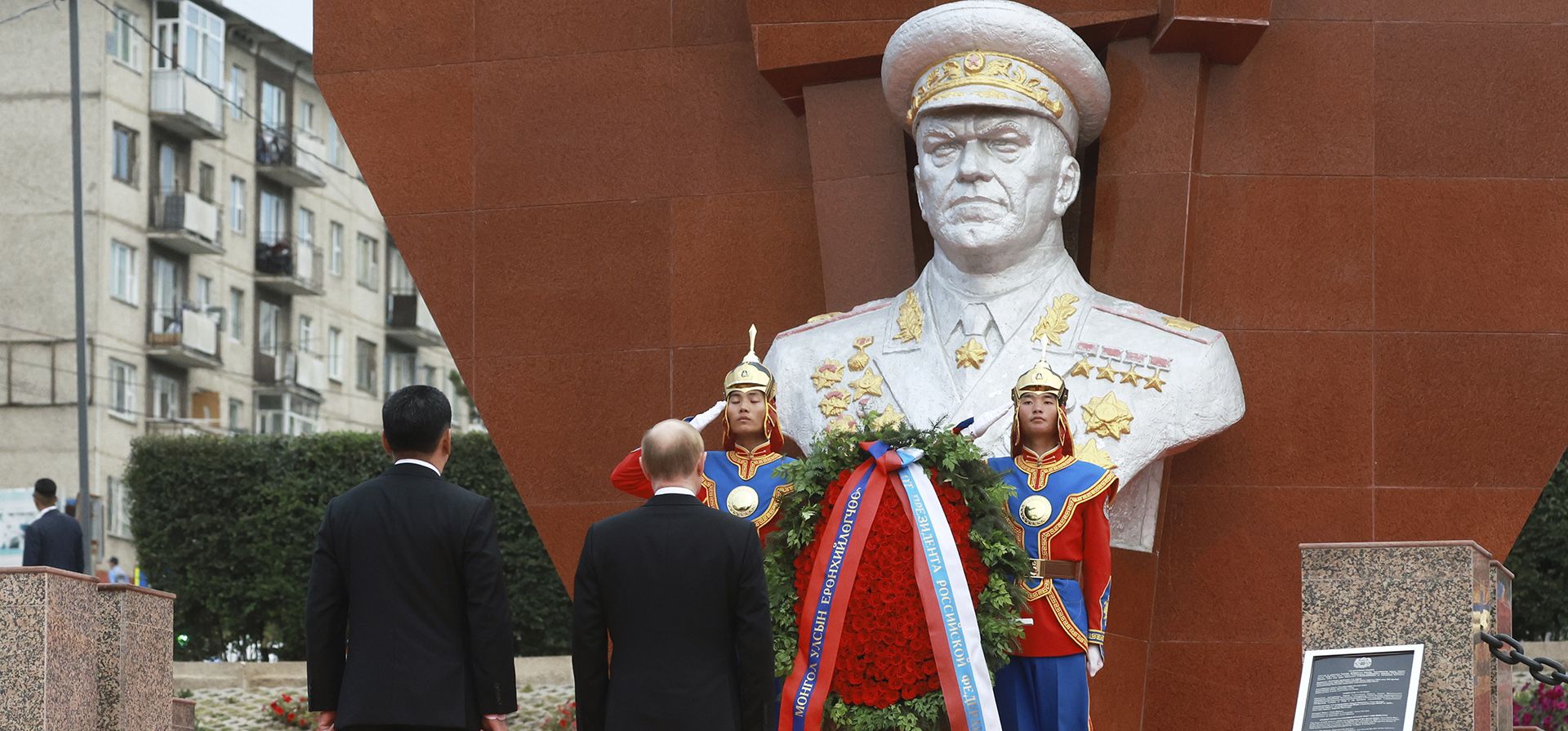 El presidente ruso, Vladimir Putin y el presidente mongol, Ukhnaagiin Khurelsukh, asisten a una ceremonia de colocación de una corona de flores en el monumento al mariscal soviético Zhukov en Ulaanbaatar, Mongolia, el martes 3 de septiembre de 2024. (Vyacheslav Prokofyev, Sputnik, Kremlin Pool Photo via AP) El presidente ruso, Vladimir Putin y el presidente mongol, Ukhnaagiin Khurelsukh, asisten a una ceremonia de colocación de una corona de flores en el monumento al mariscal soviético Zhukov en Ulaanbaatar, Mongolia, el martes 3 de septiembre de 2024. (Vyacheslav Prokofyev, Sputnik, Kremlin Pool Photo via AP)