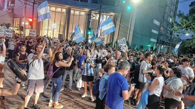 Cacerolazo. La convocatoria en Santa Fe se viralizó por redes sociales y sumó 500 manifestantes aproximadamente.