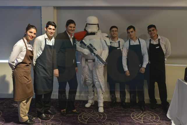 Requerido. Hasta el personal del hotel pidió una foto con el legionario.&nbsp;