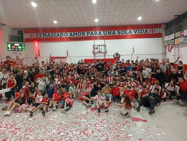 Los hinchas del Club Maciel festejaron con los jugadores el triunfo en el clásico de básquet ante Alba (Foto: Radio Maciel)