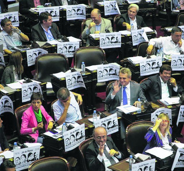 Polémica en Diputados por carteles que relacionaban a Macri con la dictadura