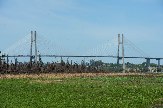 La Isla de los Mástiles está situada al norte de Rosario y fue cedida en comodato a los municipios de Granadero Baigorria y Capitán Bermúdez.