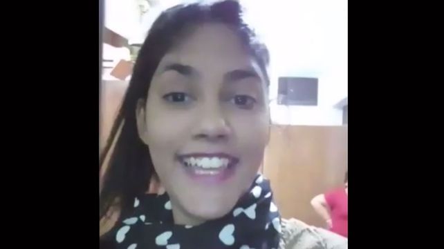 La chica del irrespetuoso video con un muerto en una funeraria, pidió disculpas públicas