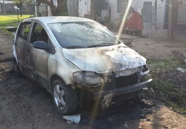 El auto quemda en Estrada y J.P.López.