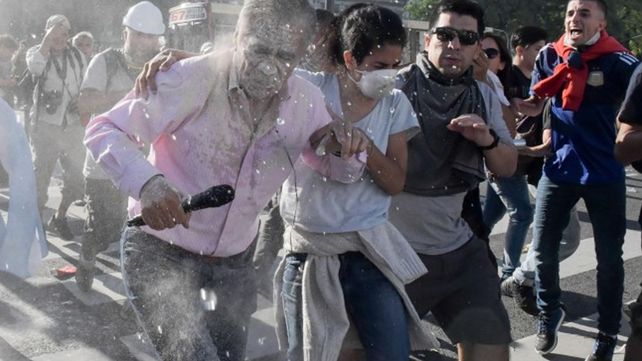 Así le quedó el rostro a Julio Bazán tras la agresión que sufrió frente al Congreso