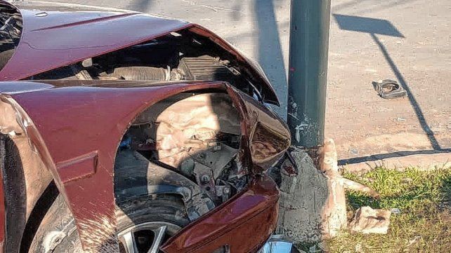 Alcoholizado, chocó contra un poste de luz en Paraná