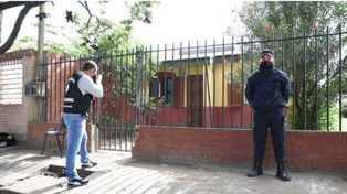 Encuentran asesinada a una joven envuelta en una frazada y detienen a su novio