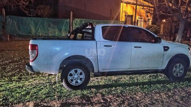La camioneta en la cual escaparon y abandonaron luego los delincuentes