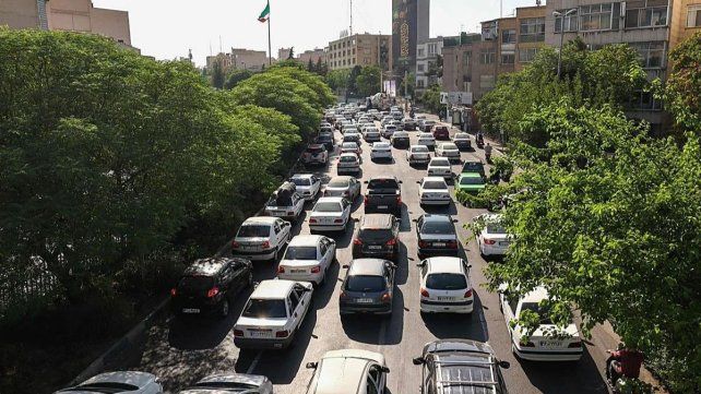 Irán bajo ataque: bloqueo total y éxodo en Teherán