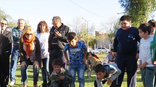 Desde niños. Jugar a las bolitas en la tierra, una tradición.