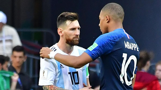 Kylian Mbappé reconoció que saludó a Messi pero evitó hablar de los festejos argentinos posteriores al título de Lionel Scaloni. Kylian Mbappé reconoció que saludó a Messi pero evitó hablar de los festejos argentinos posteriores al título de Lionel Scaloni.