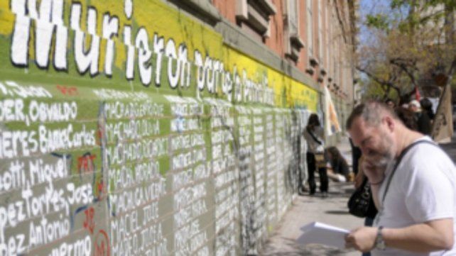 Un mural recuerda en una de las paredes exteriores del San José a los desaparecidos. Entre ellos, al salesiano Miguel Angel Nicolau.