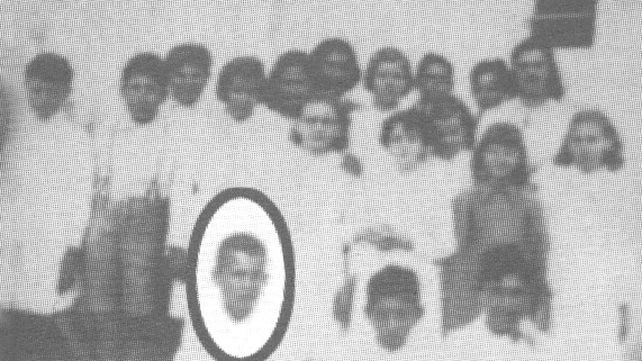 El Lole en la tradicional foto con sus compañeros de la escuela Simón de Iriondo de la localidad de Manucho.
