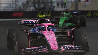 Franco Colapinto circula en Abu Dabi delante de uno de los Sauber. El argentino solo fue mejor que Pierre Gasly.