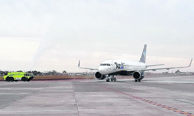 bautismo. El vuelo inaugural de Azul fue recibido por la autobomba del Aeropuerto Internacional Rosario.